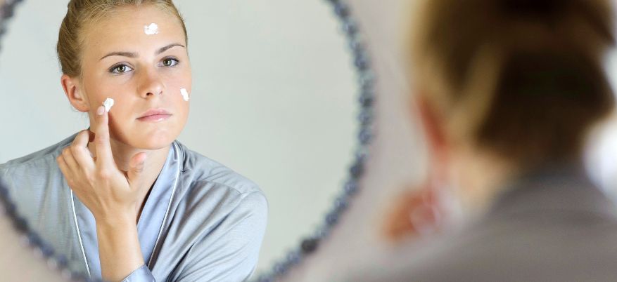 CON AVÈNE HYALURON ACTIV PROCEDURE CREMA EFFETTO LIFTING  LA PELLE APPARE 7 ANNI PIÙ GIOVANE