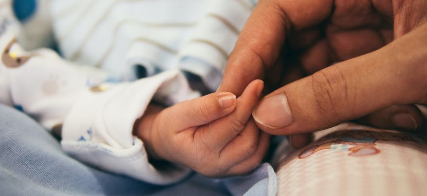Tagliare le unghie al neonato: quando e come farlo