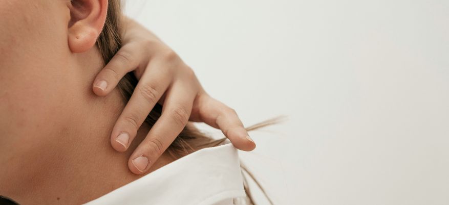 Collo rigido: cause, sintomi e rimedi efficaci